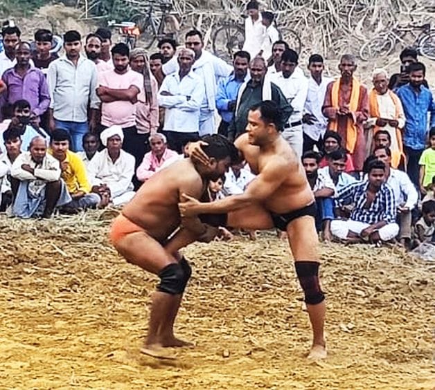 फोटो-14-दंगल में जोरआजामइश करते हुए पहलवान। संवाद फोटो-14-दंगल में जोरआजामइश करते हुए पहलवान। संवाद