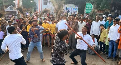 फोटो 22 एमएएचपी 02 परिचय-शक्तिपीठ मां बड़ी चंद्रिका देवी मंदिर परिसर में दिवारी नृत्य की प्रस्