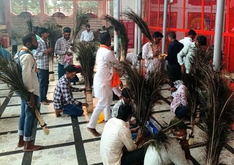 फोटो 22 एमएएचपी 02 परिचय-शक्तिपीठ मां बड़ी चंद्रिका देवी मंदिर परिसर में दिवारी नृत्य की प्रस्