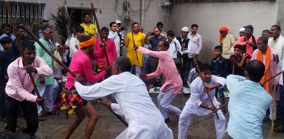 फोटो 22 एमएएचपी 02 परिचय-शक्तिपीठ मां बड़ी चंद्रिका देवी मंदिर परिसर में दिवारी नृत्य की प्रस्