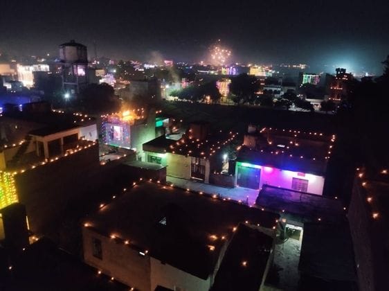 फोटो-22एयूआरपी14- दिबियापुर में गो माता का पूजन करती महिला। संवाद