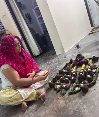 फोटो-22एयूआरपी14- दिबियापुर में गो माता का पूजन करती महिला। संवाद