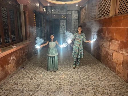 फोटो-22एयूआरपी14- दिबियापुर में गो माता का पूजन करती महिला। संवाद