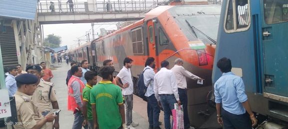 फोटो-22एयूआरपी17- ट्रेन में बैठे यात्रियों से संवाद करती आरपीएफ। संवाद
