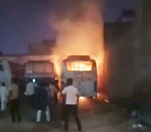 फोटो-27-गाजीपुर बस स्टाॅप में जलती बस। वीडियो ग्रैब फोटो-27-गाजीपुर बस स्टाॅप में जलती बस। वीडियो ग्रैब