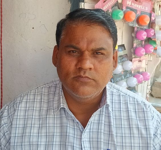 फोटो संख्या:-55 बाजारा में इलैक्टि्रक स्कूटी खरीदते हुए ग्राहक---संवाद
