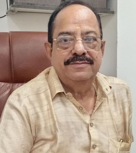 फोटो संख्या:-55 बाजारा में इलैक्टि्रक स्कूटी खरीदते हुए ग्राहक---संवाद
