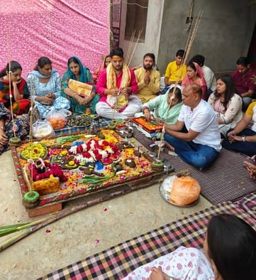 गुलावठी क्षेत्र के गांव कैथला में गोवर्धन की प्रतिमा तैयार करती युवती। ंसंवाद गुलावठी क्षेत्र के गांव कैथला में गोवर्धन की प्रतिमा तैयार करती युवती। ंसंवाद