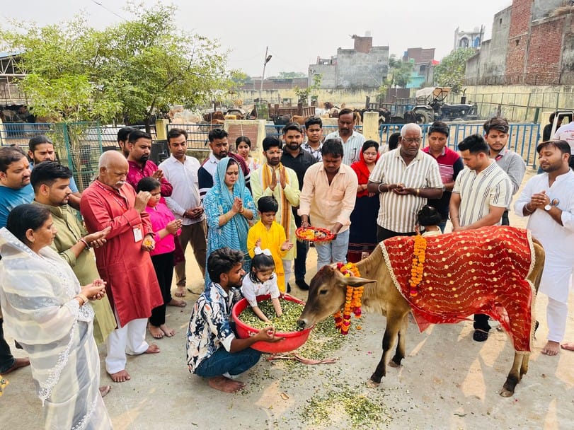 गुलावठी क्षेत्र के गांव कैथला में गोवर्धन की प्रतिमा तैयार करती युवती। ंसंवाद गुलावठी क्षेत्र के गांव कैथला में गोवर्धन की प्रतिमा तैयार करती युवती। ंसंवाद