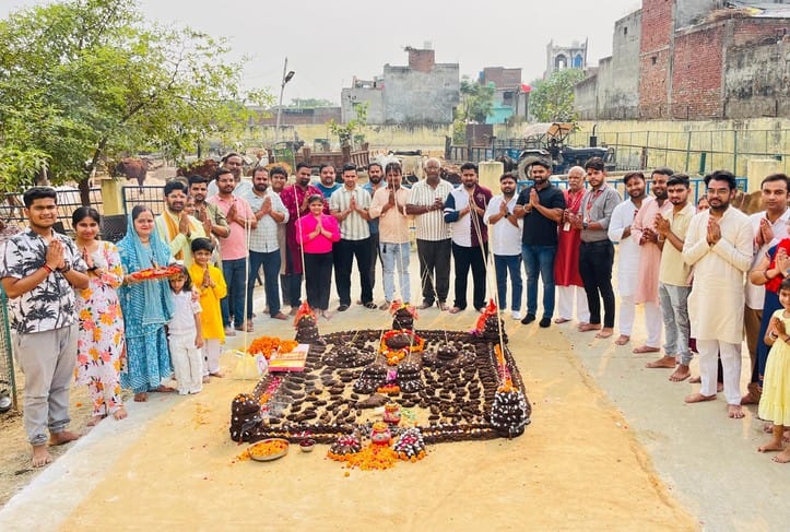 गुलावठी क्षेत्र के गांव कैथला में गोवर्धन की प्रतिमा तैयार करती युवती। ंसंवाद गुलावठी क्षेत्र के गांव कैथला में गोवर्धन की प्रतिमा तैयार करती युवती। ंसंवाद