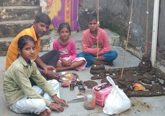 गुलावठी क्षेत्र के गांव कैथला में गोवर्धन की प्रतिमा तैयार करती युवती। ंसंवाद गुलावठी क्षेत्र के गांव कैथला में गोवर्धन की प्रतिमा तैयार करती युवती। ंसंवाद