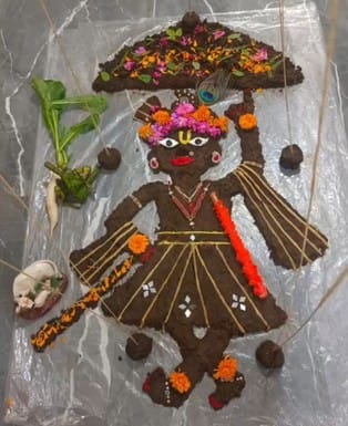गुलावठी क्षेत्र के गांव कैथला में गोवर्धन की प्रतिमा तैयार करती युवती। ंसंवाद गुलावठी क्षेत्र के गांव कैथला में गोवर्धन की प्रतिमा तैयार करती युवती। ंसंवाद