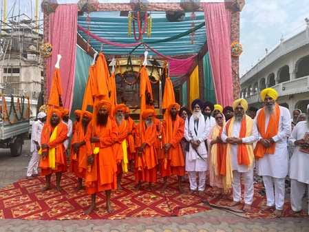 कुरुक्षेत्र। गुरुद्वारा छठी पातशाही पहुंचे नगर कीर्तन का स्वागत करते हुए एचएसजीएमसी प्रधान जगदी कुरुक्षेत्र। गुरुद्वारा छठी पातशाही पहुंचे नगर कीर्तन का स्वागत करते हुए एचएसजीएमसी प्रधान जगदी