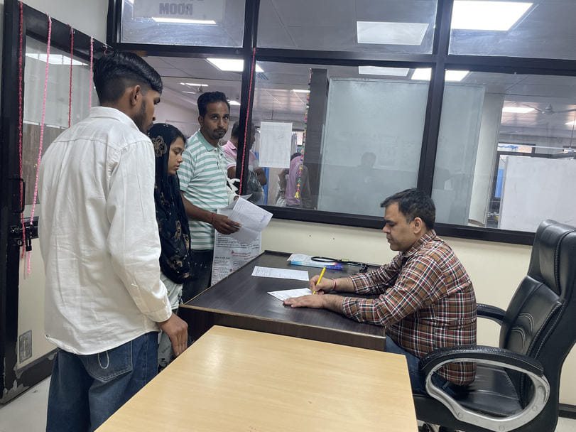 कुरुक्षेत्र। जिला हस्पताल में मरीजों का उपचार करते डॉ. दिनेश। संवाद कुरुक्षेत्र। जिला हस्पताल में मरीजों का उपचार करते डॉ. दिनेश। संवाद