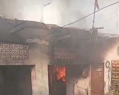 कुरुक्षेत्र। श्याम कॉलोनी में लगी आगे से उठती लपटें व धुआं। संवाद कुरुक्षेत्र। श्याम कॉलोनी में लगी आगे से उठती लपटें व धुआं। संवाद