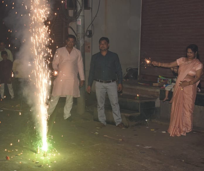 कैंट क्षेत्र के सदर दाल मंडी में दीपावली पर्व पर आतिशबाजी करते परिवार के लोग। .......... संवाद कैंट क्षेत्र के सदर दाल मंडी में दीपावली पर्व पर आतिशबाजी करते परिवार के लोग। .......... संवाद