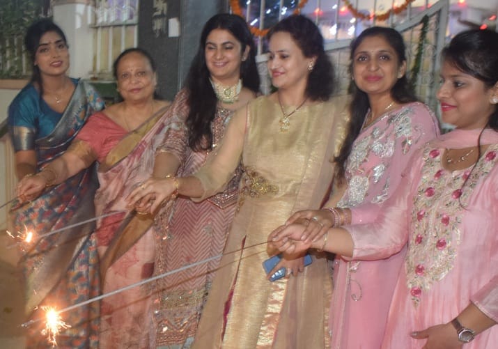 कैंट क्षेत्र के सदर दाल मंडी में दीपावली पर्व पर आतिशबाजी करते परिवार के लोग। .......... संवाद कैंट क्षेत्र के सदर दाल मंडी में दीपावली पर्व पर आतिशबाजी करते परिवार के लोग। .......... संवाद