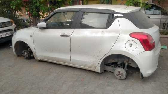 लाडवा। पहिये निकाले जाने के बाद खड़ी स्विफ्ट कार। संवाद लाडवा। पहिये निकाले जाने के बाद खड़ी स्विफ्ट कार। संवाद