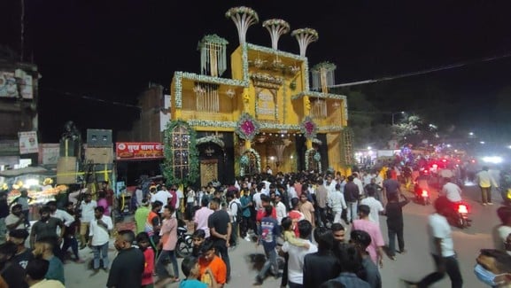 मुहम्मदाबाद गोहना में लक्ष्मी पूजा के दौरान मोबाइल में व्यस्त सुरक्षा में लगे पुलिसकर्मी।संवाद मुहम्मदाबाद गोहना में लक्ष्मी पूजा के दौरान मोबाइल में व्यस्त सुरक्षा में लगे पुलिसकर्मी।संवाद