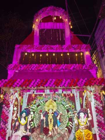 नगर के राजारामपुरा में लक्ष्मी प्रतिमा विसर्जन के दौरान मां की पूजा करती महिला।संवाद नगर के राजारामपुरा में लक्ष्मी प्रतिमा विसर्जन के दौरान मां की पूजा करती महिला।संवाद
