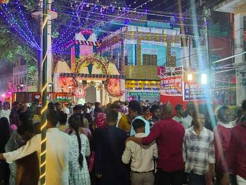 नगर के राजारामपुरा में लक्ष्मी प्रतिमा विसर्जन के दौरान मां की पूजा करती महिला।संवाद नगर के राजारामपुरा में लक्ष्मी प्रतिमा विसर्जन के दौरान मां की पूजा करती महिला।संवाद