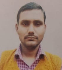 नहटौर में सड़क दुर्घटना में युवक की मौत के बाद विलाप करते परिजन। संवाद नहटौर में सड़क दुर्घटना में युवक की मौत के बाद विलाप करते परिजन। संवाद