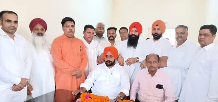 पिहोवा।  मार्केट कमेटी के चेयरमैन का शपथ ग्रहण समारोह में मौजूद भाजपा पदाधिकारी व अन्य । विज्ञप