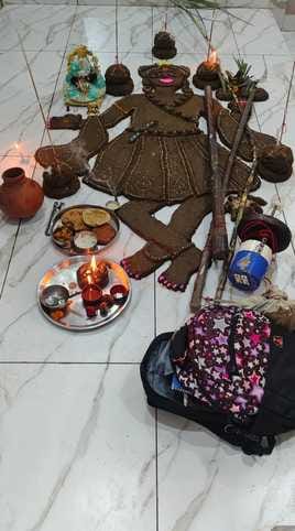 परिजनों के साथ गोवर्धन पूजा करते बच्चे स्रोत संवाद परिजनों के साथ गोवर्धन पूजा करते बच्चे स्रोत संवाद