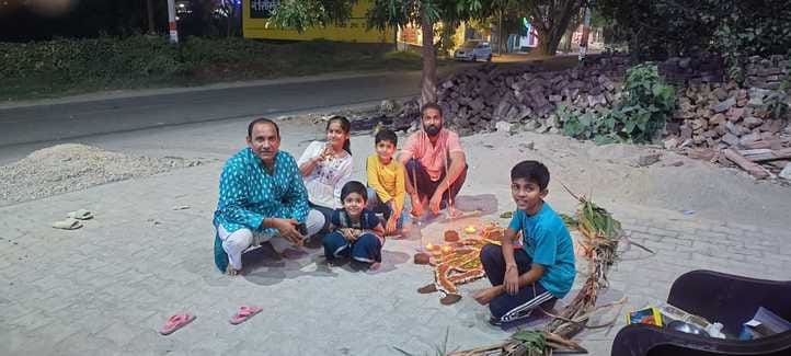 परिजनों के साथ गोवर्धन पूजा करते बच्चे स्रोत संवाद परिजनों के साथ गोवर्धन पूजा करते बच्चे स्रोत संवाद
