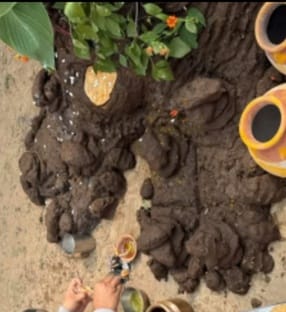 परिजनों के साथ गोवर्धन पूजा करते बच्चे स्रोत संवाद परिजनों के साथ गोवर्धन पूजा करते बच्चे स्रोत संवाद