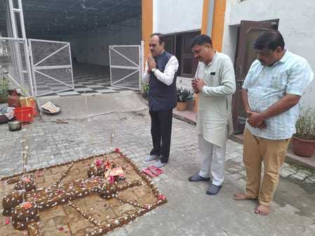 परिजनों के साथ गोवर्धन पूजा करते बच्चे स्रोत संवाद परिजनों के साथ गोवर्धन पूजा करते बच्चे स्रोत संवाद