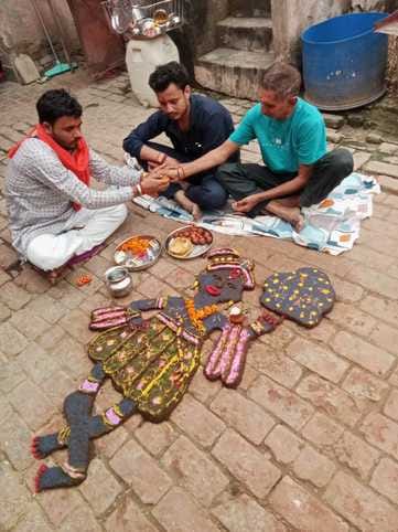 परिजनों के साथ गोवर्धन पूजा करते बच्चे स्रोत संवाद परिजनों के साथ गोवर्धन पूजा करते बच्चे स्रोत संवाद