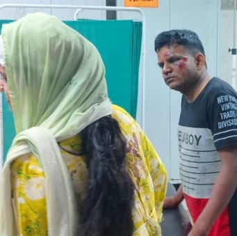 पटाखे के पीछे लगा गटका लगने पर घायल महिला कैंट के नागरिक अस्पताल में उपचाराधीन: संवाद पटाखे के पीछे लगा गटका लगने पर घायल महिला कैंट के नागरिक अस्पताल में उपचाराधीन: संवाद