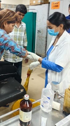 पटाखे के पीछे लगा गटका लगने पर घायल महिला कैंट के नागरिक अस्पताल में उपचाराधीन: संवाद पटाखे के पीछे लगा गटका लगने पर घायल महिला कैंट के नागरिक अस्पताल में उपचाराधीन: संवाद