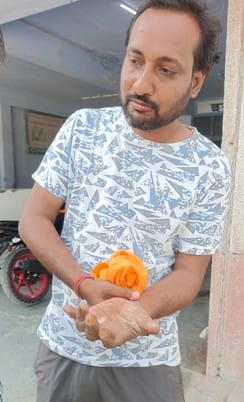 रेस्टोरेंट की रसोई में लगी आग को बुझाते दमकल कर्मी। स्रोत: अग्निशमन विभाग