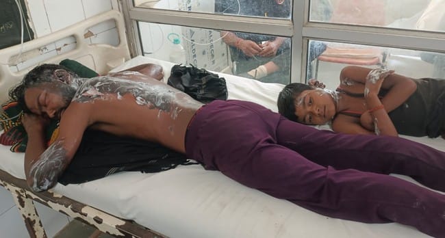 रेस्टोरेंट की रसोई में लगी आग को बुझाते दमकल कर्मी। स्रोत: अग्निशमन विभाग