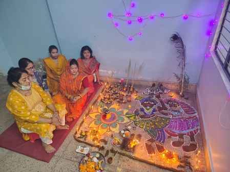 शाहजहांपुर में कृष्णानगर मंदिर में गोवर्धन पूजन करते श्रद्धालु। संवाद