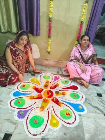 शाहजहांपुर में दीपावली पर फुलझड़ी जलातीं महिलाएं। स्रोत: स्वयं शाहजहांपुर में दीपावली पर फुलझड़ी जलातीं महिलाएं। स्रोत: स्वयं