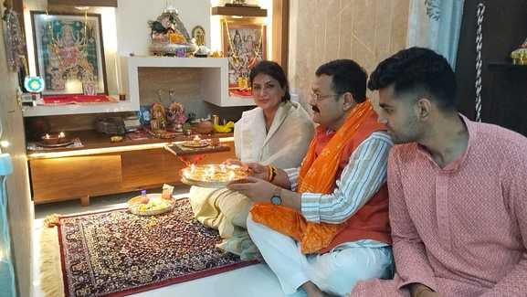 शाहजहांपुर में दीपावली पर फुलझड़ी जलातीं महिलाएं। स्रोत: स्वयं शाहजहांपुर में दीपावली पर फुलझड़ी जलातीं महिलाएं। स्रोत: स्वयं
