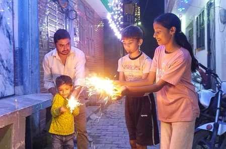 शाहजहांपुर में दीपावली पर फुलझड़ी जलातीं महिलाएं। स्रोत: स्वयं शाहजहांपुर में दीपावली पर फुलझड़ी जलातीं महिलाएं। स्रोत: स्वयं
