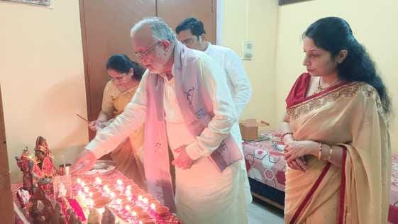 शाहजहांपुर में दीपावली पर फुलझड़ी जलातीं महिलाएं। स्रोत: स्वयं शाहजहांपुर में दीपावली पर फुलझड़ी जलातीं महिलाएं। स्रोत: स्वयं