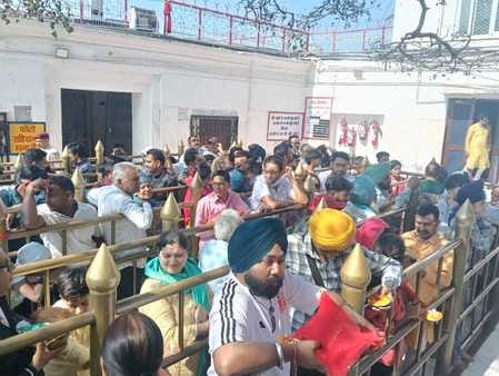 श्री नयना देवी जी में दर्शनों के लिए पहुंचे श्रद्धालु। संवाद श्री नयना देवी जी में दर्शनों के लिए पहुंचे श्रद्धालु। संवाद