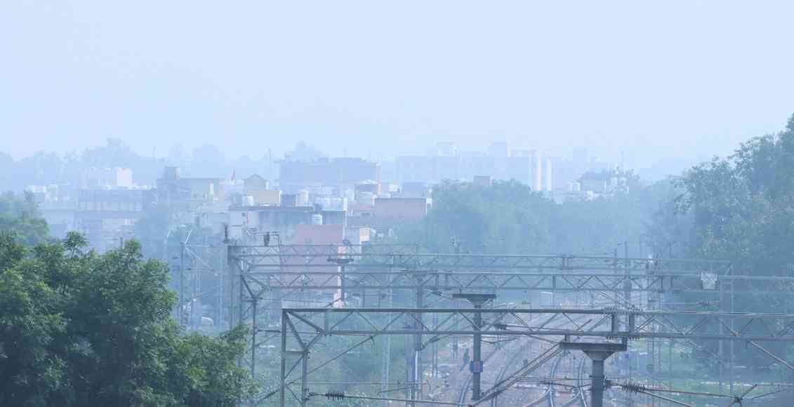 10...गांधी कैंप में एलिवेटेड रोड पर कचरे के ढेर में लगी आग। संवाद