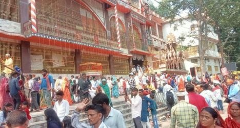 12 सीकेटीपी-10- परिचय- मेला समाप्त होने के बाद पैदल गांव की ओर जाते समय थककर सड़क किनारे बैठे श 12 सीकेटीपी-10- परिचय- मेला समाप्त होने के बाद पैदल गांव की ओर जाते समय थककर सड़क किनारे बैठे श