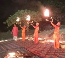 12 सीकेटीपी-10- परिचय- मेला समाप्त होने के बाद पैदल गांव की ओर जाते समय थककर सड़क किनारे बैठे श 12 सीकेटीपी-10- परिचय- मेला समाप्त होने के बाद पैदल गांव की ओर जाते समय थककर सड़क किनारे बैठे श