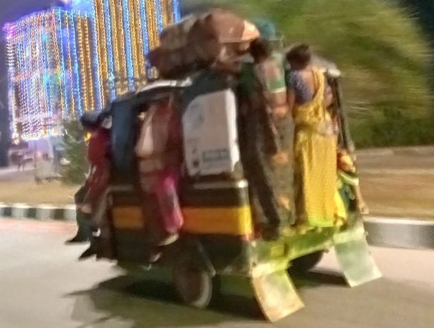 12 सीकेटीपी-10- परिचय- मेला समाप्त होने के बाद पैदल गांव की ओर जाते समय थककर सड़क किनारे बैठे श 12 सीकेटीपी-10- परिचय- मेला समाप्त होने के बाद पैदल गांव की ओर जाते समय थककर सड़क किनारे बैठे श