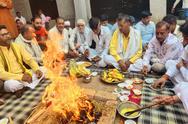 22kht_19पूर्व राज्य मंत्री कमलेश ढांडा को सम्मानित करते हुए गणमान्य लोग।