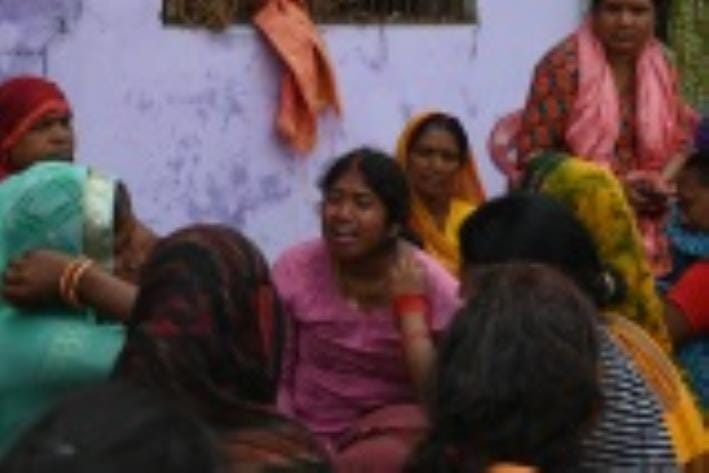 अरुण कुमार की फाइल फोटो, रोते-बिलखते परिजन व घटना की सूचना मिलने पर जुटे ग्रामीण। अरुण कुमार की फाइल फोटो, रोते-बिलखते परिजन व घटना की सूचना मिलने पर जुटे ग्रामीण।