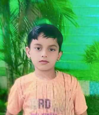 बंडा के नारायनपुर गांव में दो मां-बेटे की मौत के मामले में बच्ची से पूछताछ करतीं एसपी ग्रामीण। 