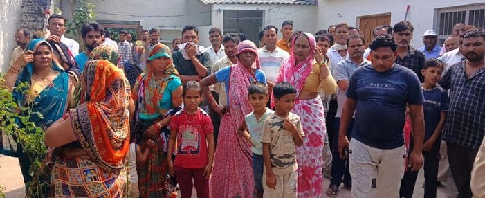 बंडा के नारायनपुर गांव में दो मां-बेटे की मौत के मामले में बच्ची से पूछताछ करतीं एसपी ग्रामीण। 